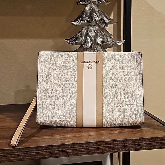 Large Michael Kors wristlet - Picture 2 of 4